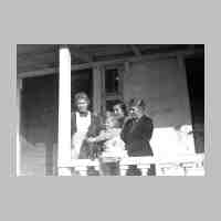 014-0028 Im Jahre 1944 - Auf der Veranda des Gutshauses Bartelt von links Irma Adam, Frau Haferstroh Grete Kuckuck und Baerbel Bartelt .jpg